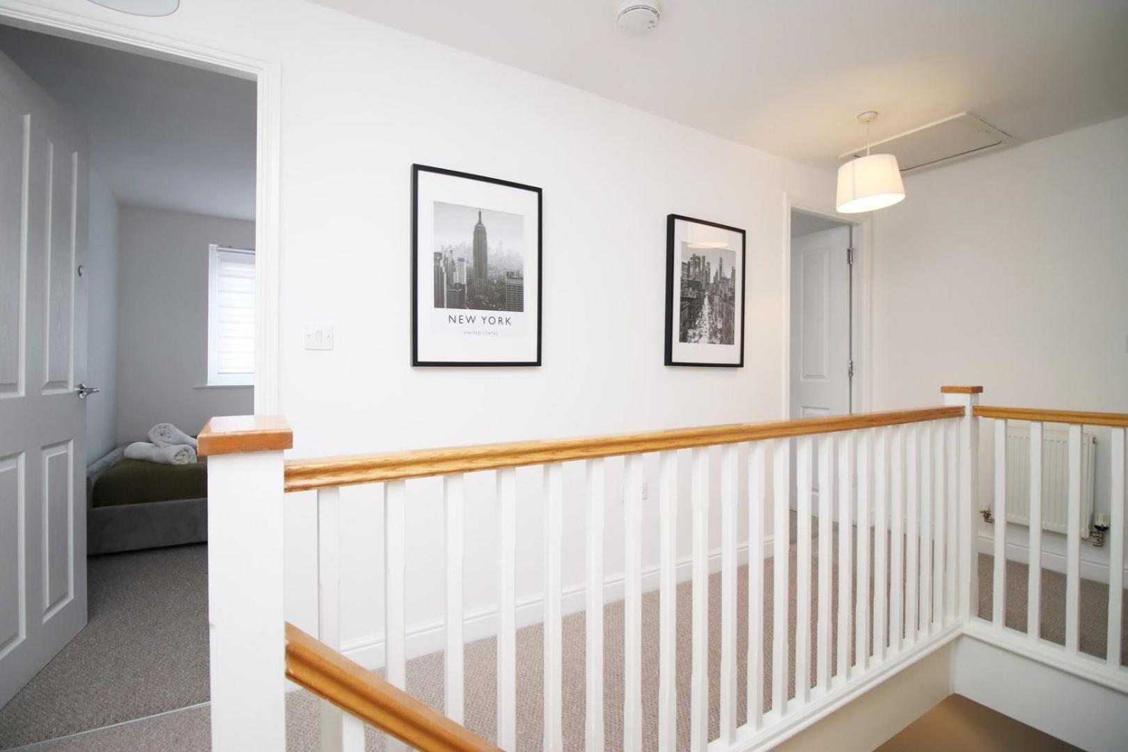 Spacious 5 Bedroom | With Fenced Backyard Ньюпорт Екстер'єр фото